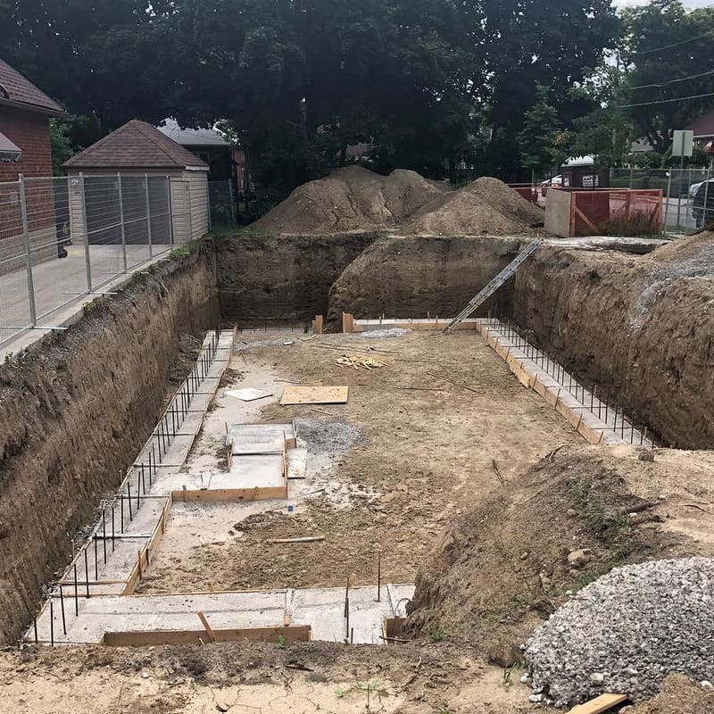 Foundation wall formwork with bracing