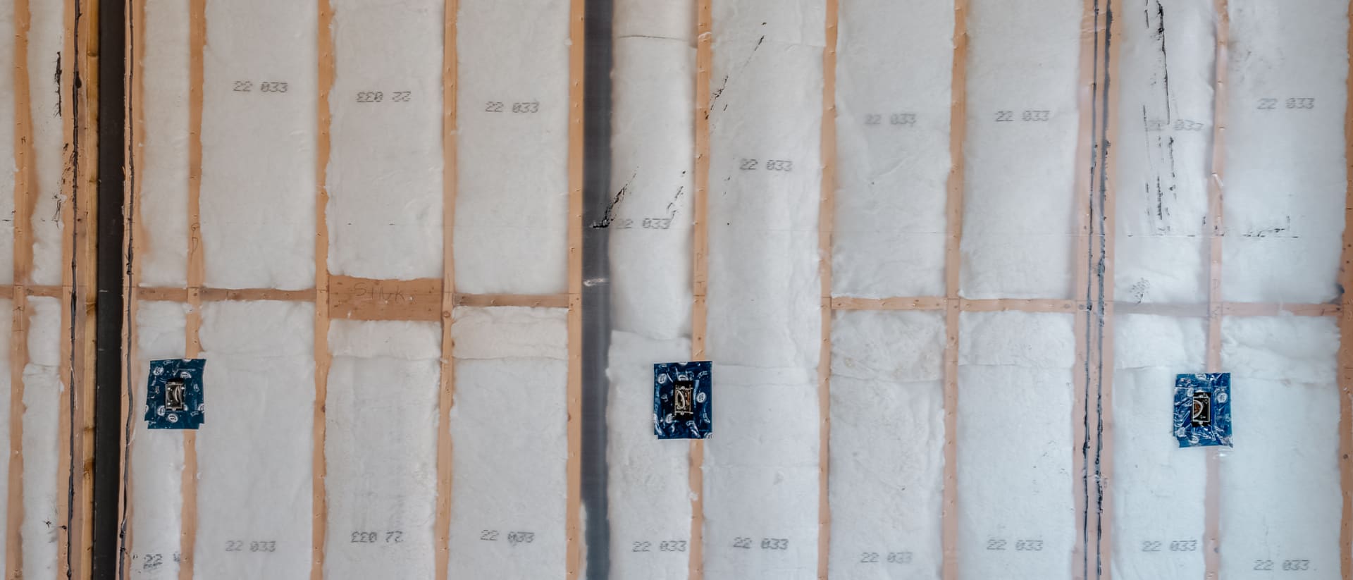 Completed batt insulation with vapor barrier